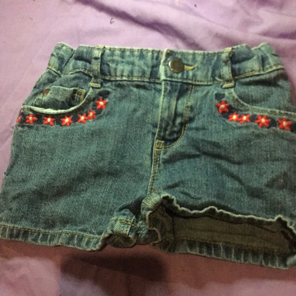 Jean shorts with flower on pockets
